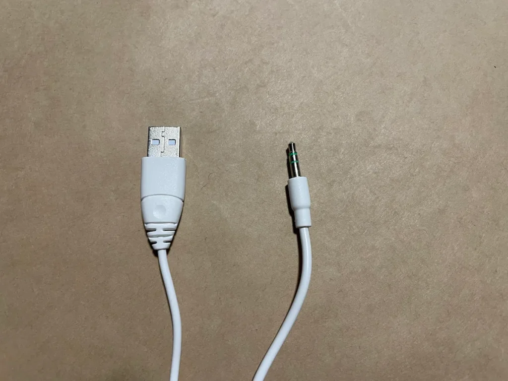 creative pebbleの電源用USB端子タイプAとステレオミニジャック端子