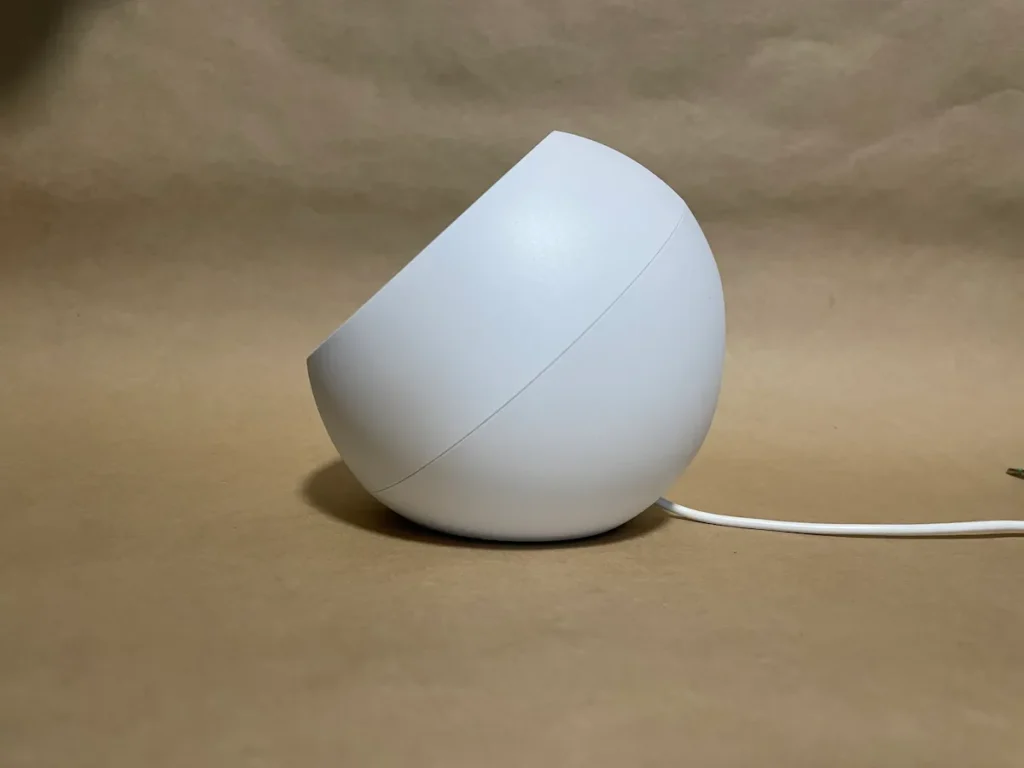 creative pebbleを横から見た図。スピーカーの角度が45°程度上向に付けられている。