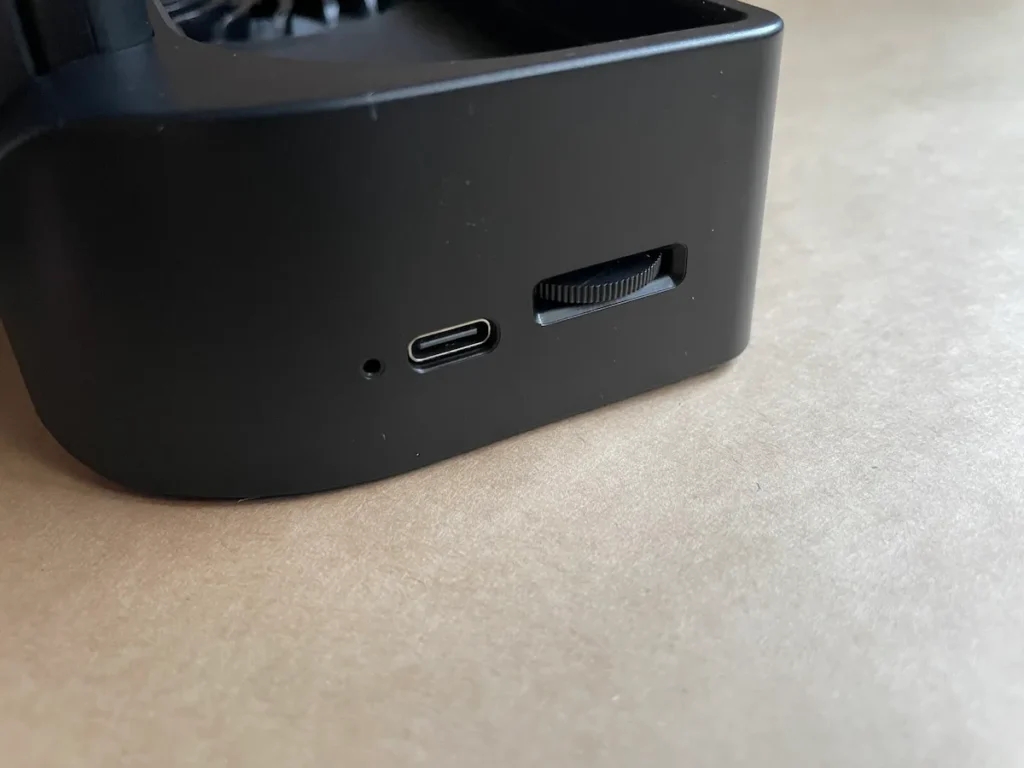 冷却ファンスタンド横に付いているダイヤル式の風量調節兼ON、OFF切り替えスイッチ