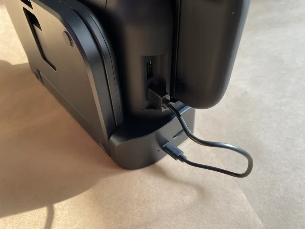 冷却ファンスタンドのUSB-C端子からちょうど良い長さのUSBケーブルでSwitch2ドック本体のUSB-A端子へ接続している図