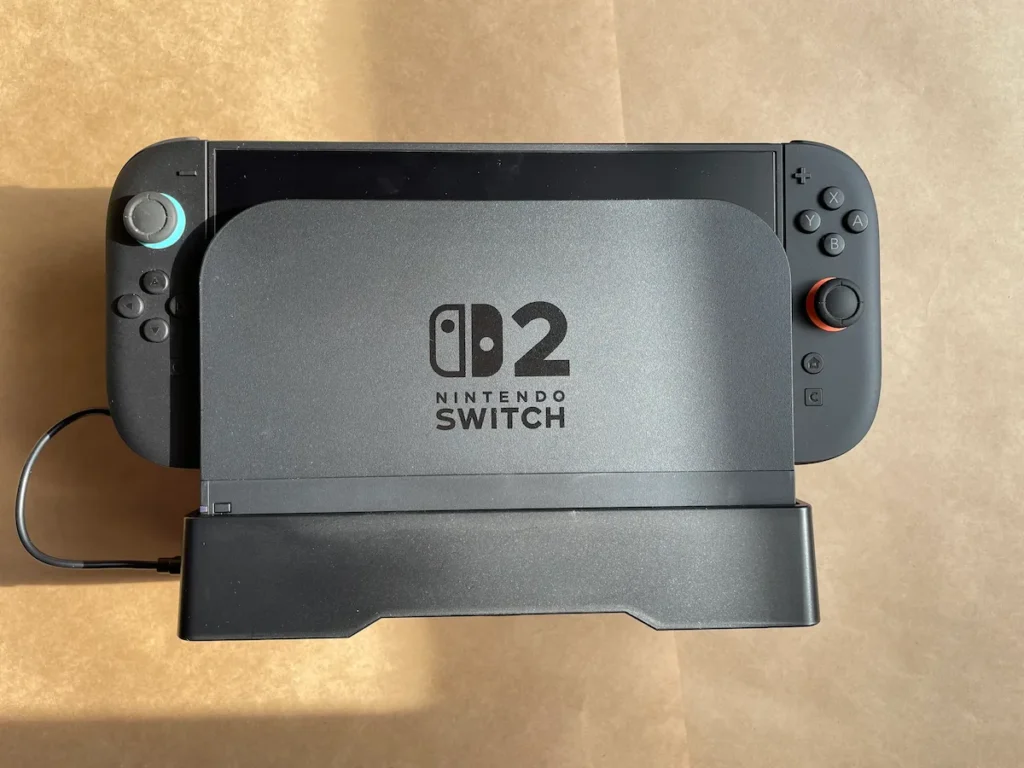 冷却ファンスタンドにSwitch2ドック取り付けたのを正面から見た図