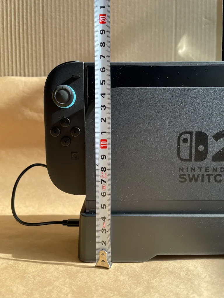 冷却ファンにSwitch2とドックを取り付けた状態の全高約17cm