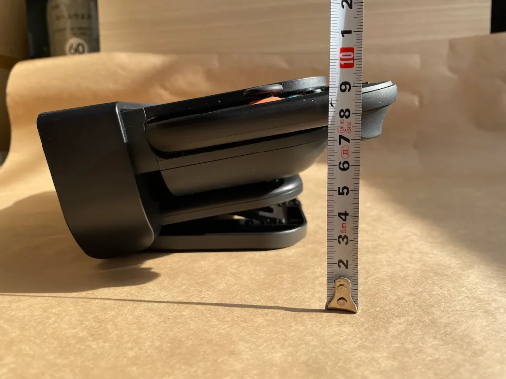 エレコム Switch2用冷却ファンスタンドのチルト機構を真横から一段階上げたところを真横から見てメジャーをあてがって高さを示している図。訳10cm