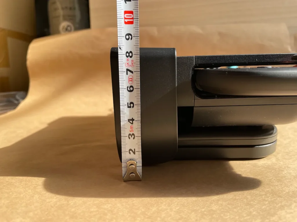 エレコム Switch2用冷却ファンスタンドの傾きを真横にしたところにメジャーをあてがって高さを示している図。約8.5cm