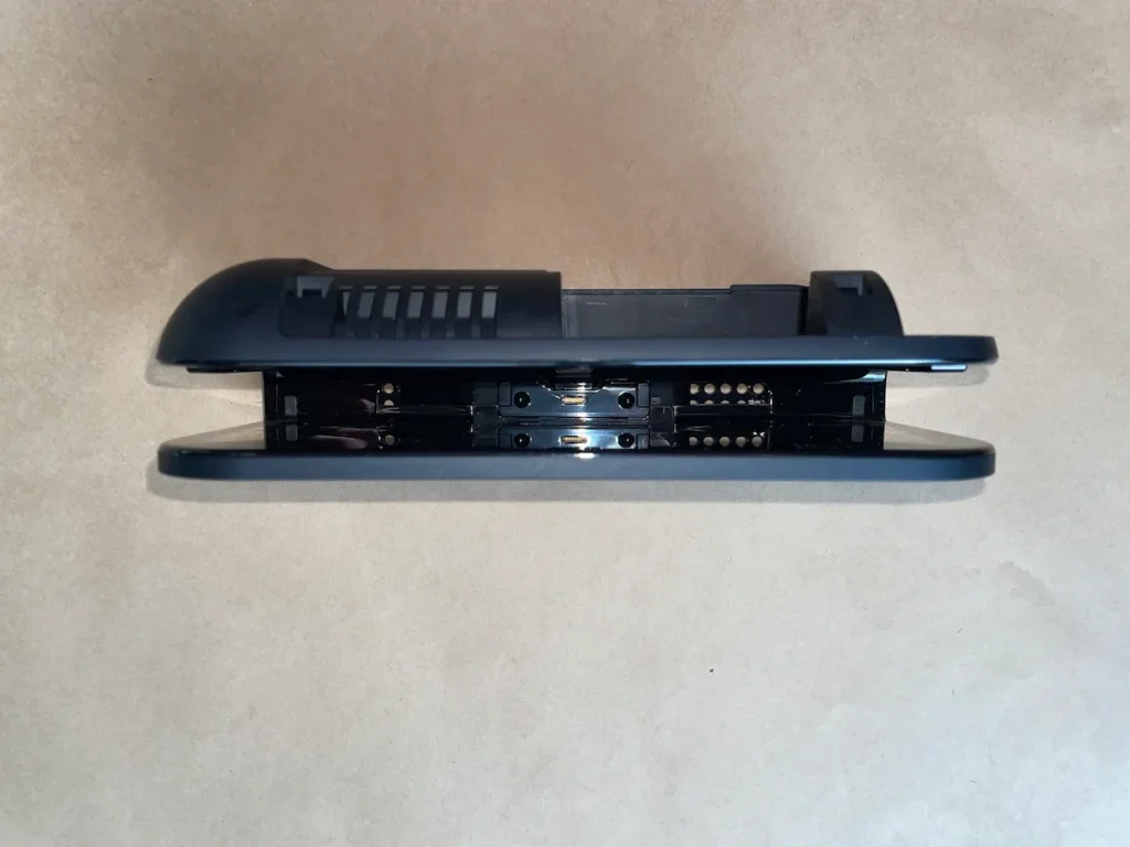 Switch2のドックを上から見た図。中央にコネクタユニットがあり、その両サイドに網目上の隙間がある。