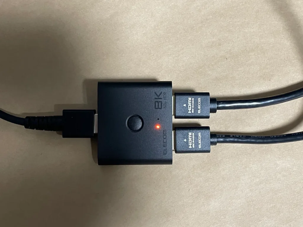 ELECOM ULTRA HIGH SPEED対応 HDMI切替機の出力1側のインジケーターが点灯している