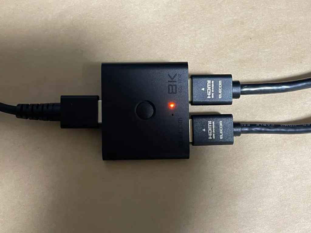 ELECOM ULTRA HIGH SPEED対応 HDMI切替機の出力2側のインジケーターが点灯している