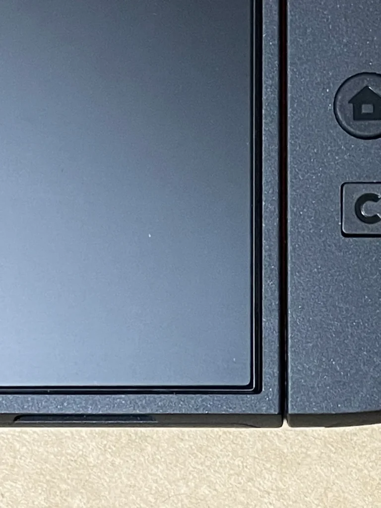 switch2用ベルモンド保護フィルムがピッタリ貼れている　右下