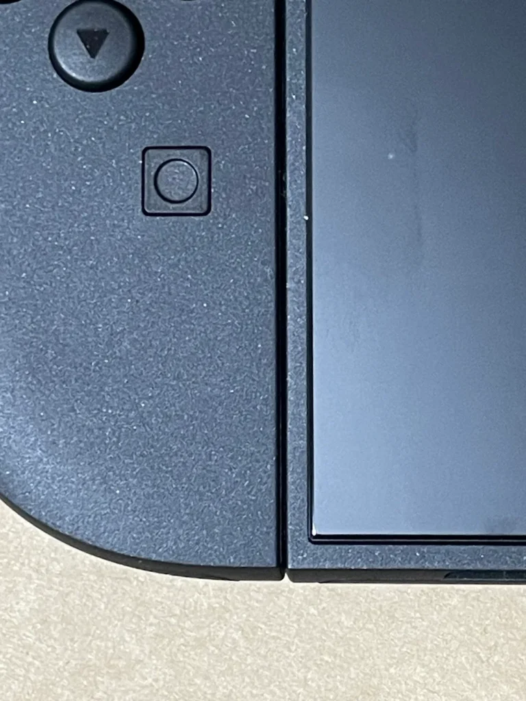 switch2用ベルモンド保護フィルムがピッタリ貼れている　左下