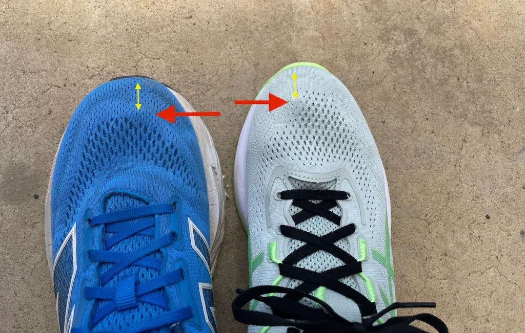 ニューバランス880v14とアシックス ゲルキュムラス28を並べて幅を比較した画像。親指の爪の先からシューズの先端までの余裕はどちらもほぼ同じ。